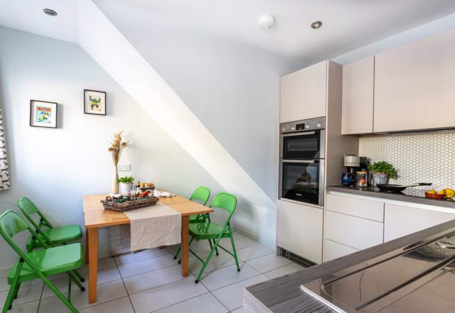 The kitchen has space for everyone to gather for a tasty meal. 