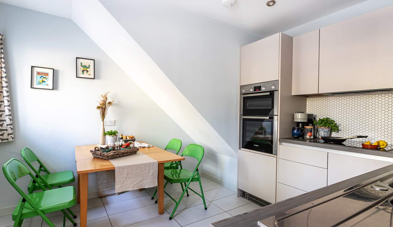 The kitchen has space for everyone to gather for a tasty meal. 