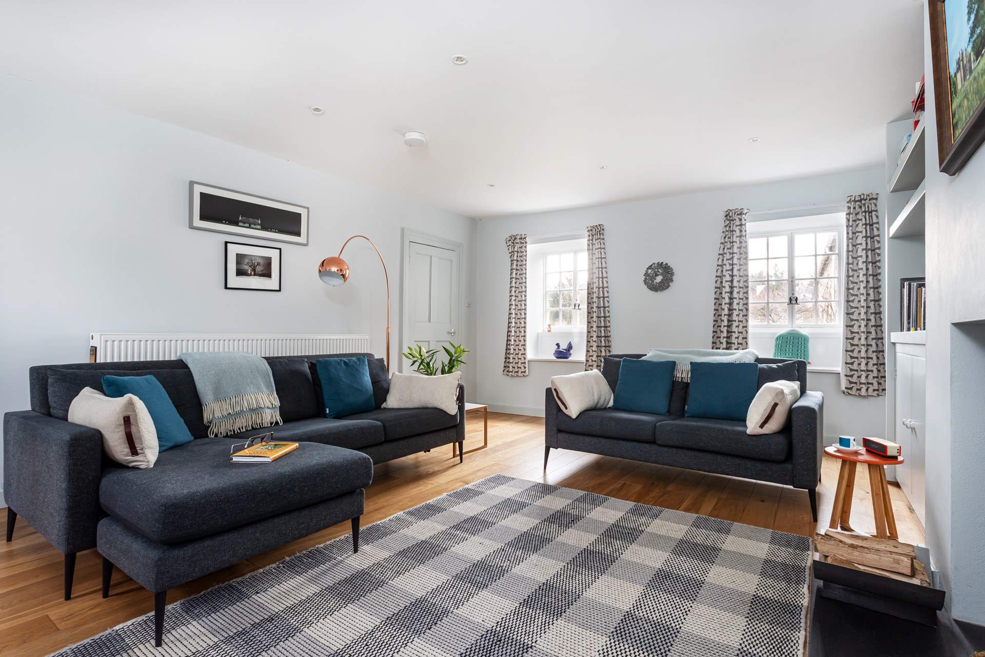 Doesn't this corner sofa look inviting, who will you curl up with? 