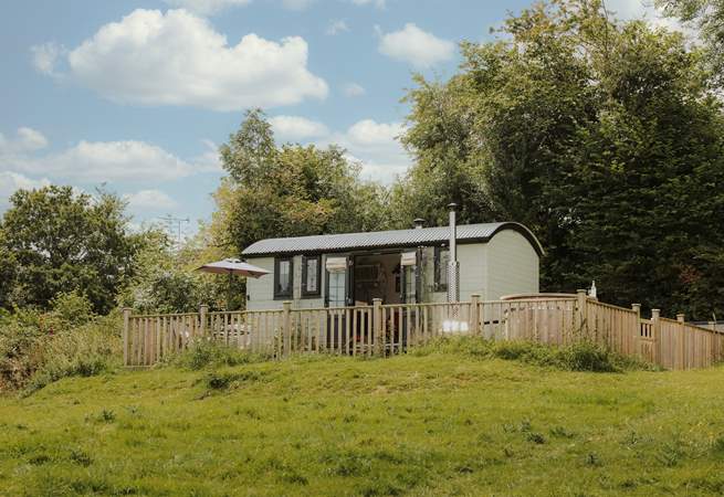 Perched atop a meadow, this hideaway boasts idyllic countryside views. 