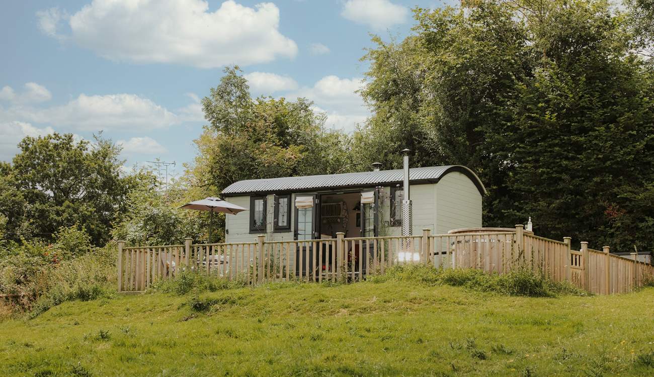 Perched atop a meadow, this hideaway boasts idyllic countryside views. 