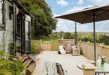 Welcome to Alpaca Hideaway, our sweet shepherd's hut in Devon. 