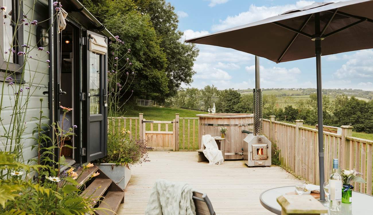 Welcome to Alpaca Hideaway, our sweet shepherd's hut in Devon. 
