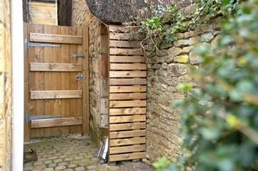 Safe storage and side access for cyclists.