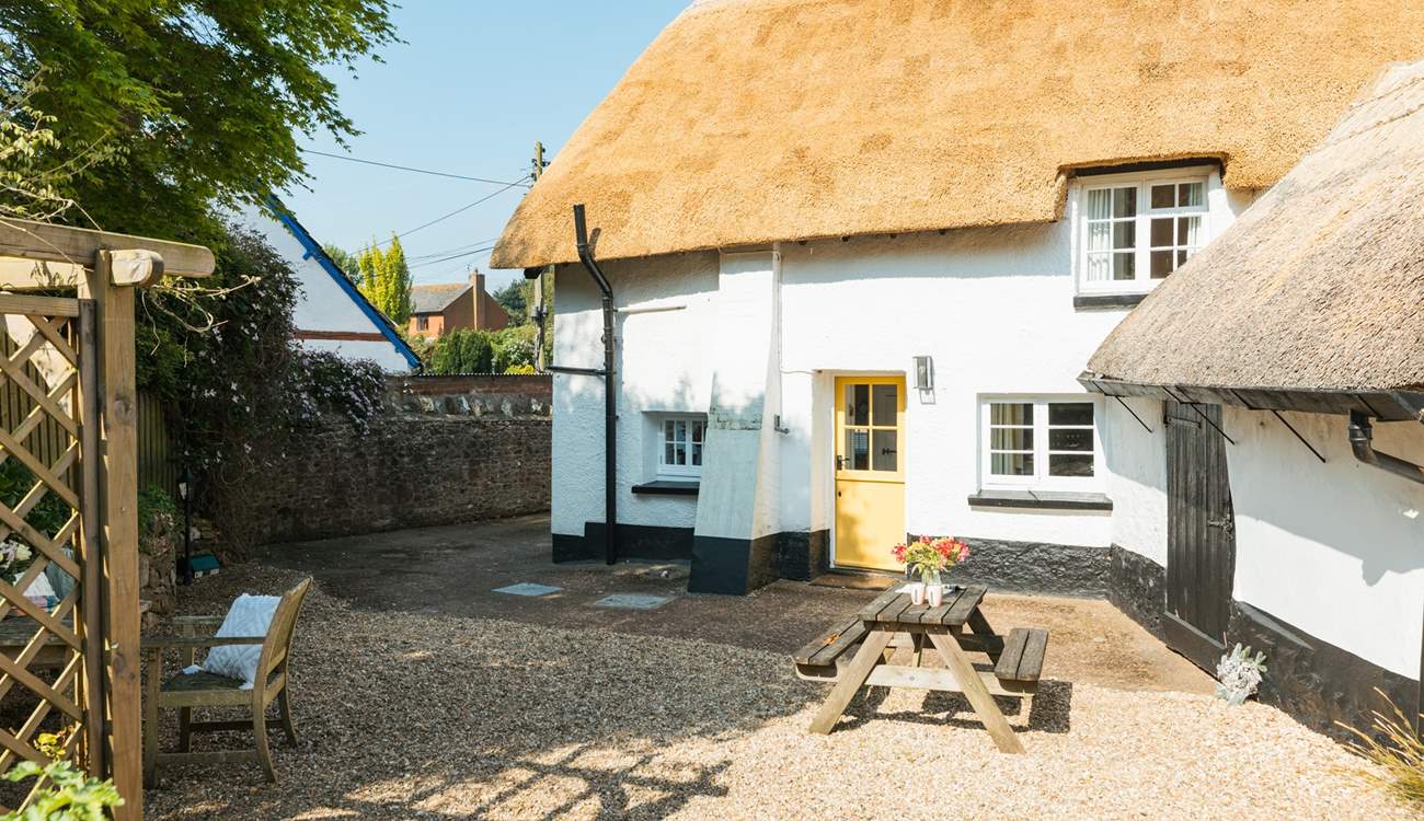 The gorgeous thatch looking golden in the Devon sunshine. This is the back of the house, with parking and a picnic table.