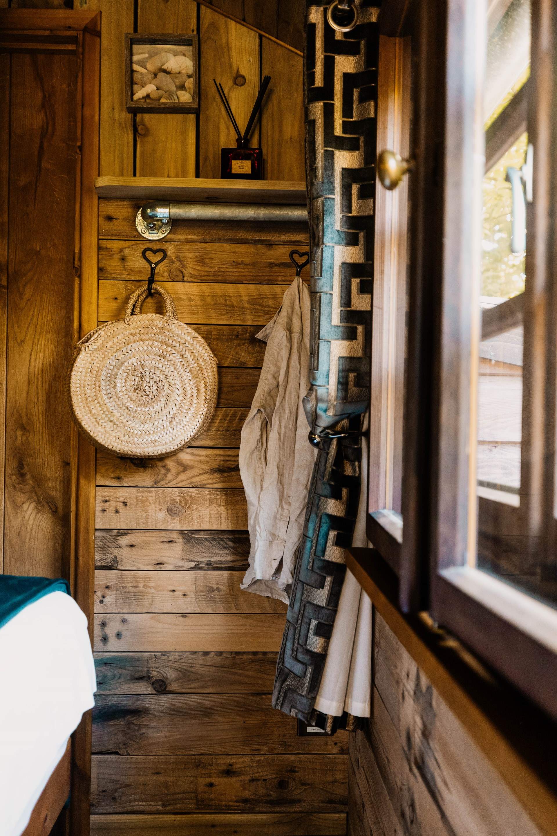 And the warm wooden tones flow effortlessly throughout.