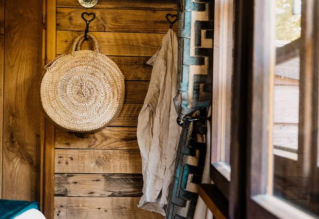 And the warm wooden tones flow effortlessly throughout.