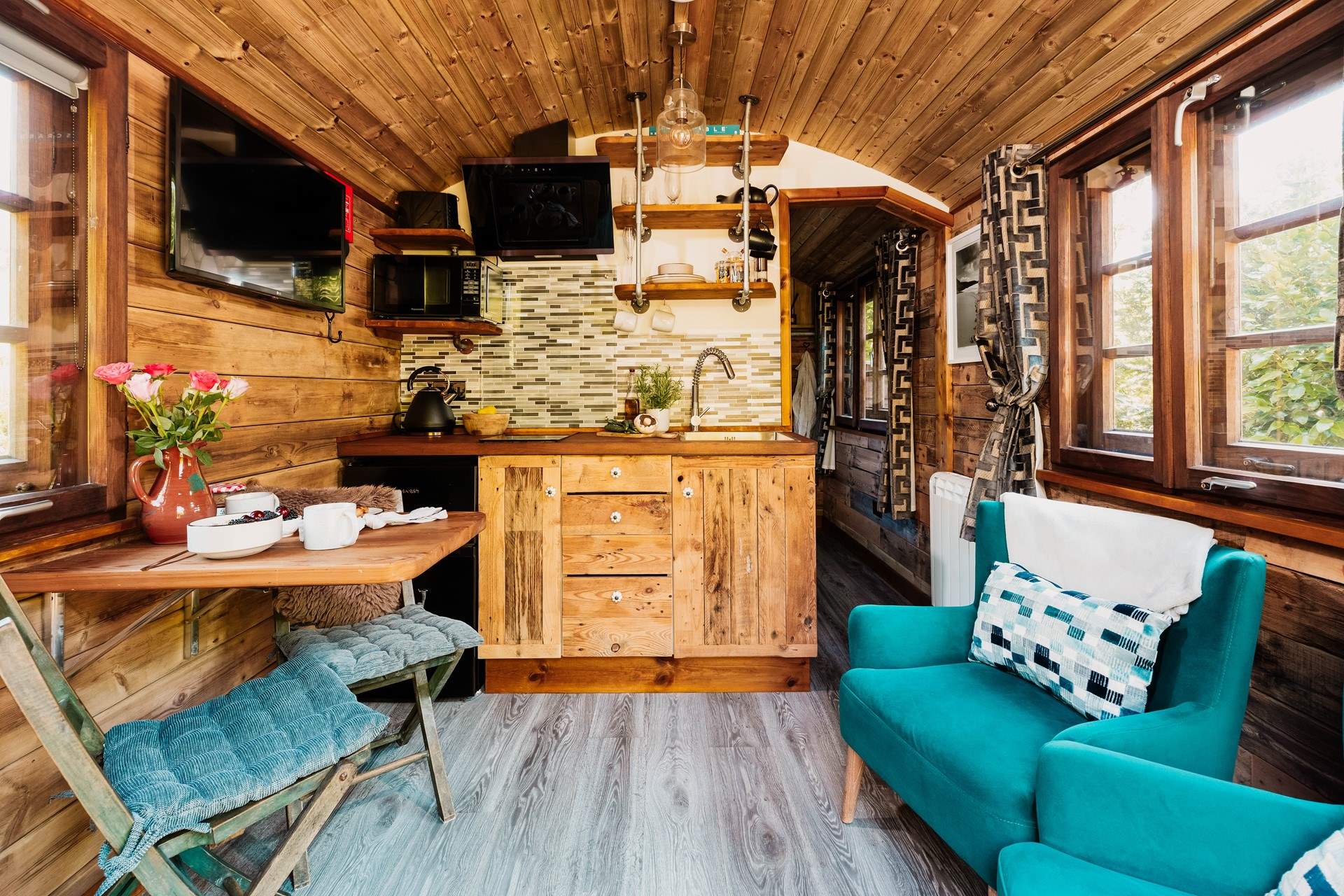 The perfect place to relax and unwind, Pedney's rustic charm fills this heavenly hideaway.