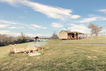 There are also two other hideaways on site. Beaver's Lodge Safari Tent sits quietly behind the hut.