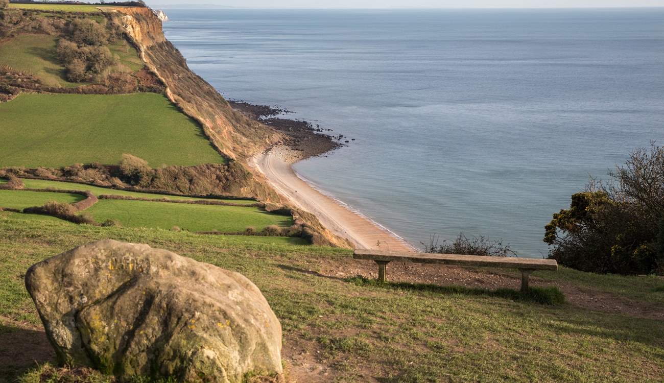The breathtakingly beautiful Jurassic Coast is less than 15 minutes away! 