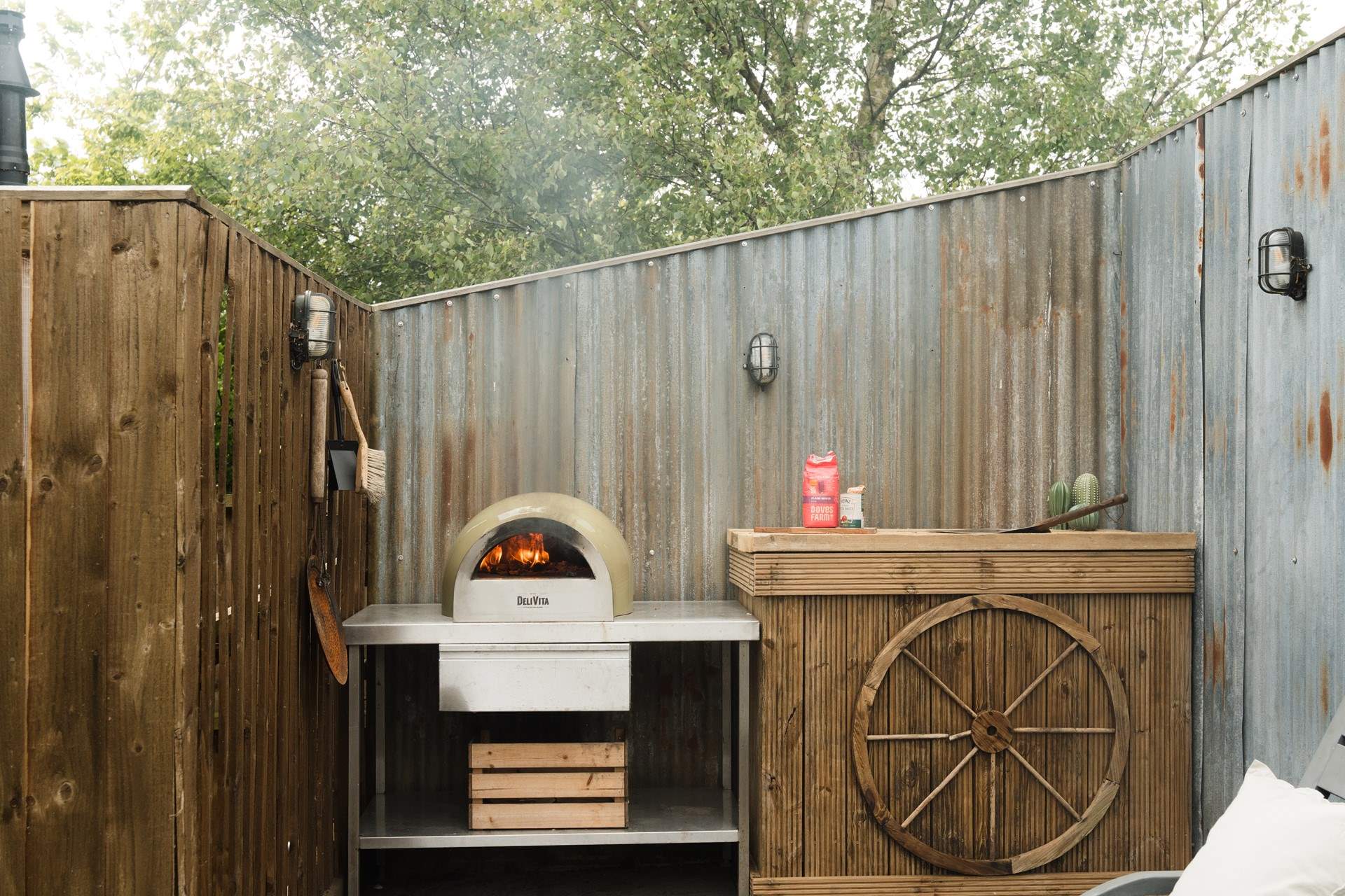 Cook up some Italian delights in the wonderful DeliVita pizza oven. 
