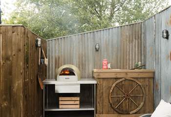 Cook up some Italian delights in the wonderful DeliVita pizza oven. 