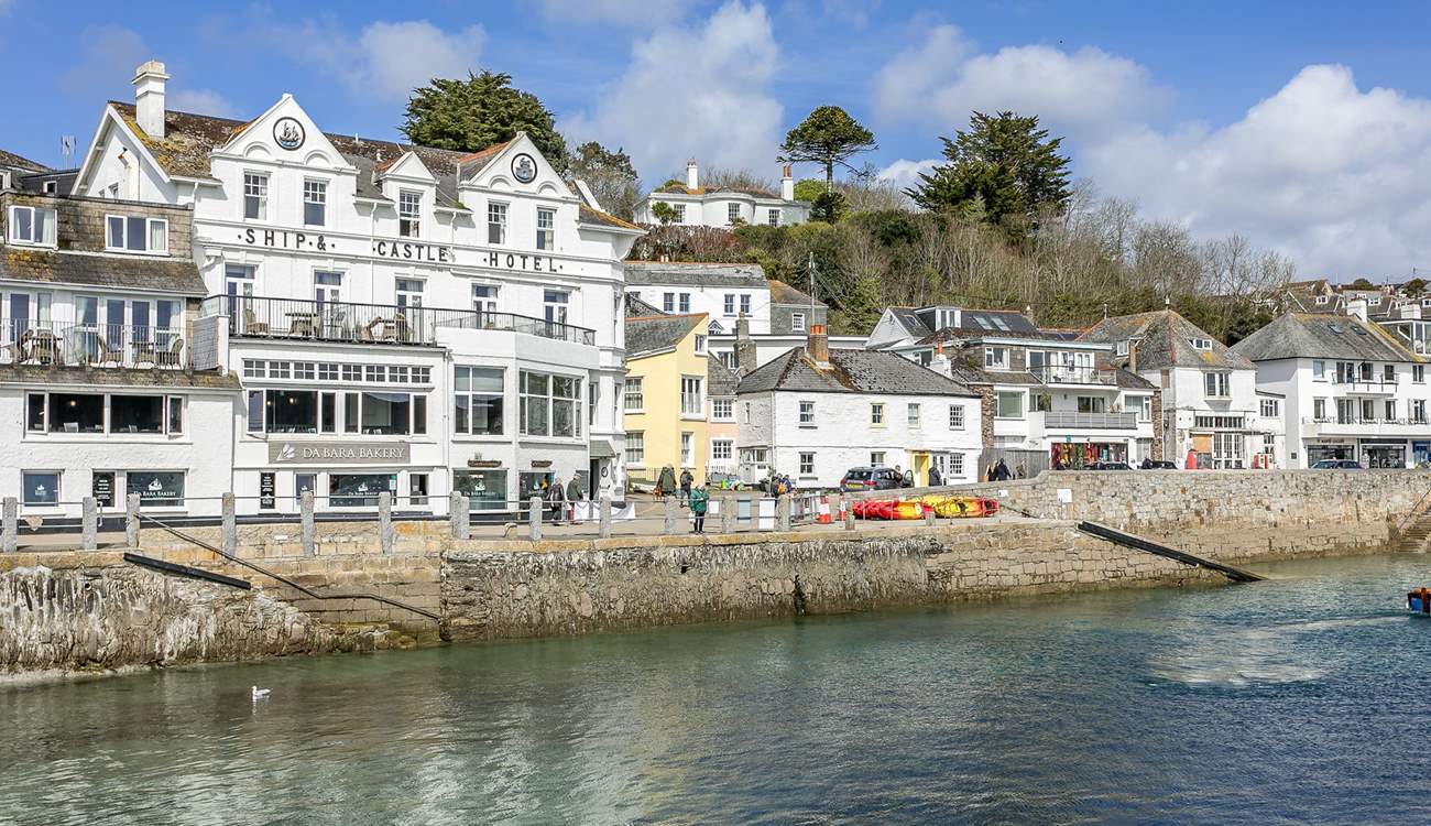 Just to the left of the kayaks you can spot Manor Cottage. This is how close The Pilchard Shed sits to the harbour! What a location! 