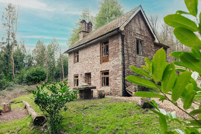 Mrs Higgs is a 2 bedroom, dog friendly quirky cottage with a wood-fired hot tub near Hereford.