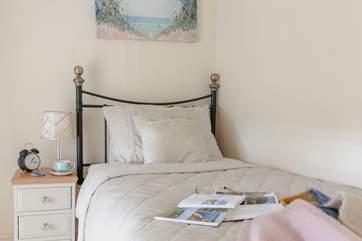 The cosy single bedroom.