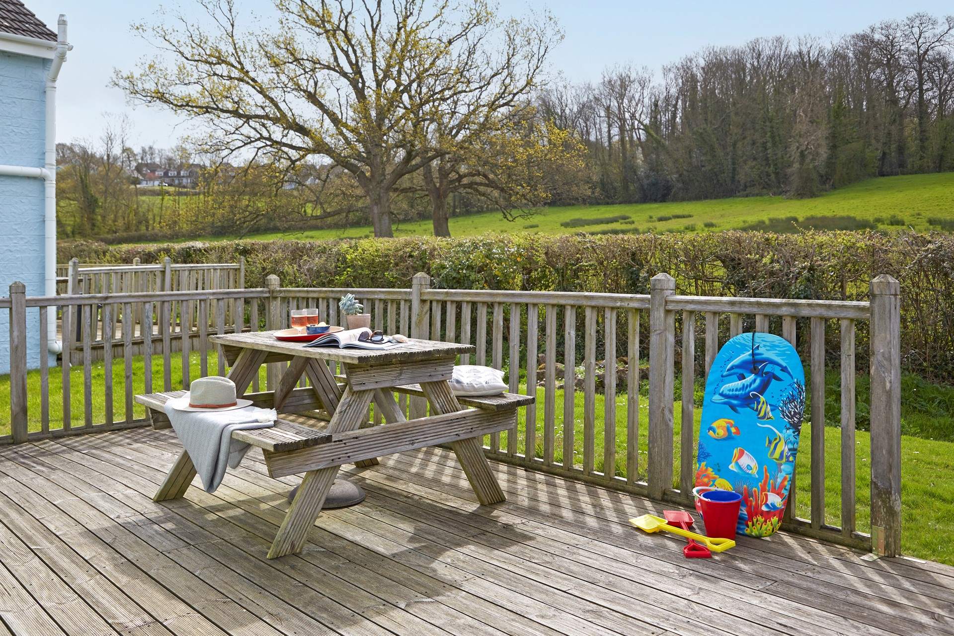 Al fresco dining in the Island sunshine.