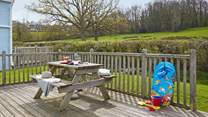 Al fresco dining in the Island sunshine.