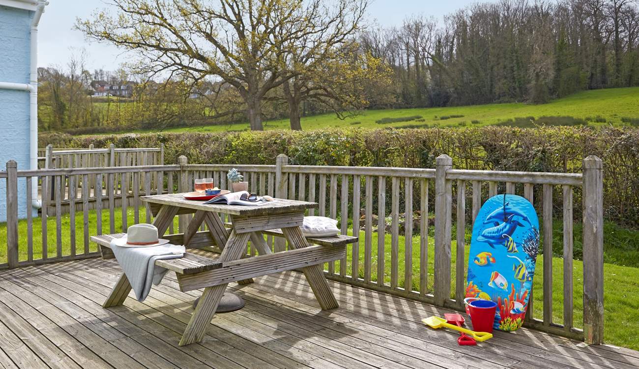 Al fresco dining in the Island sunshine.