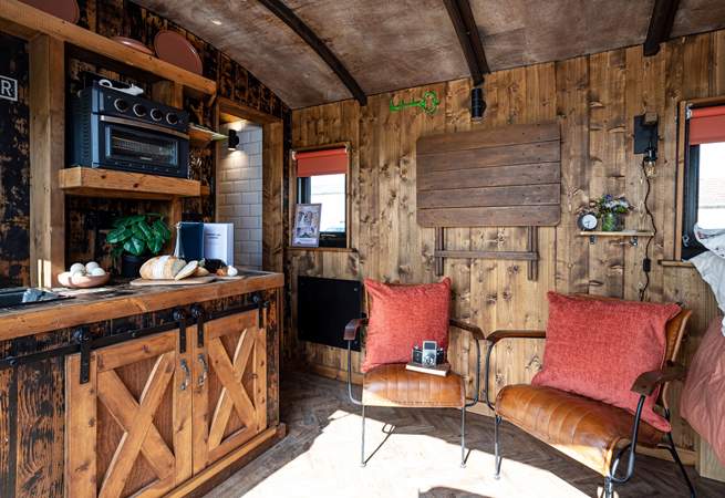 We love the rustic upcycled interior. It oozes romantic charm! 