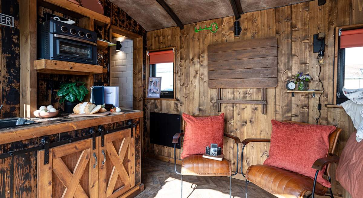 We love the rustic upcycled interior. It oozes romantic charm! 