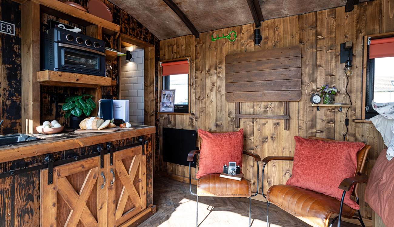 We love the rustic upcycled interior. It oozes romantic charm! 