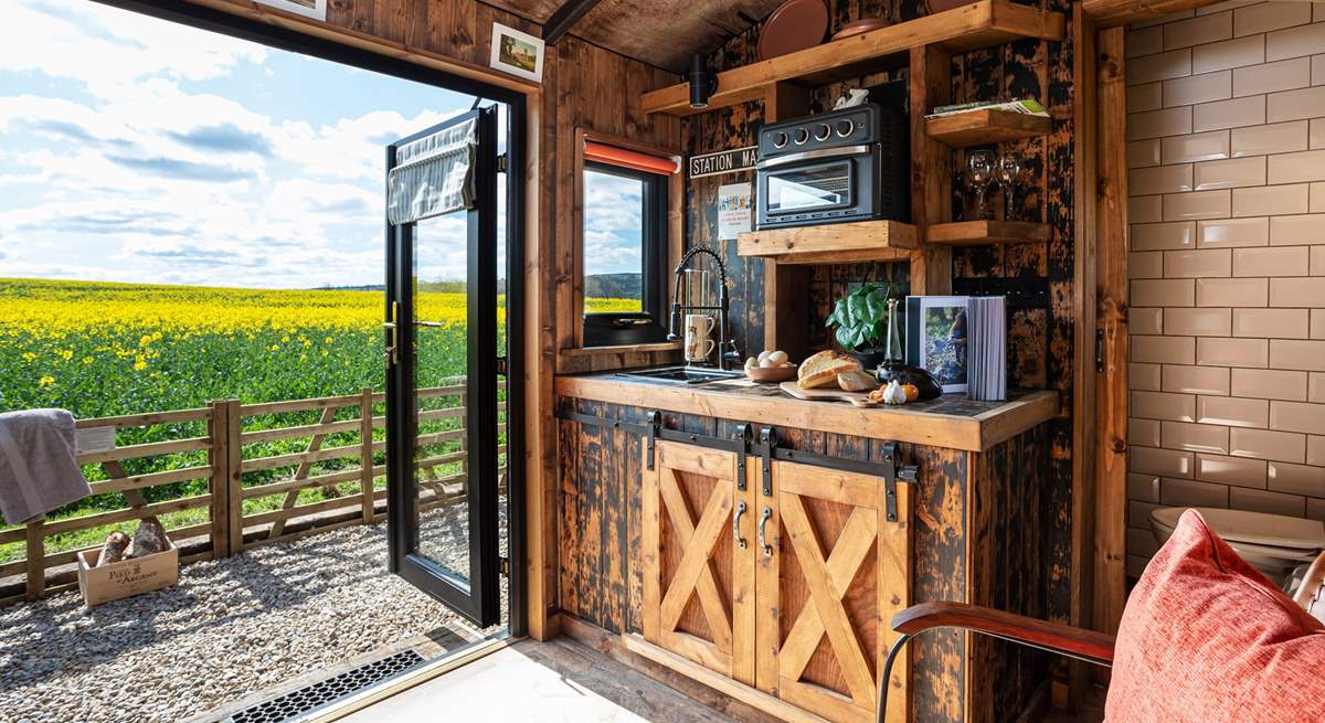 The quirky kitchen is well-equipped for your glamping getaway. 