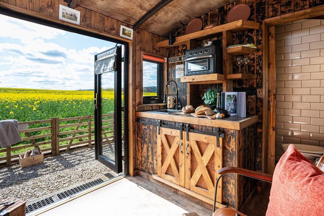 The quirky kitchen is well-equipped for your glamping getaway.