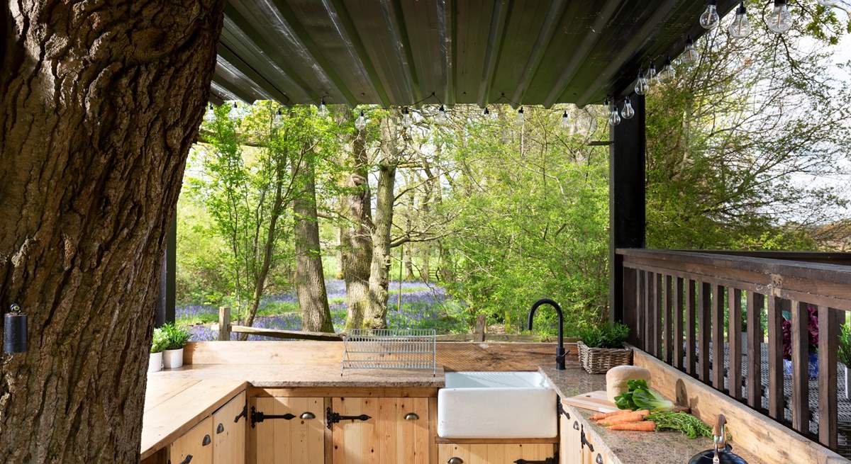 Can you imagine anywhere more idyllic to prep delicious meals? 