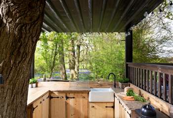 Can you imagine anywhere more idyllic to prep delicious meals? 