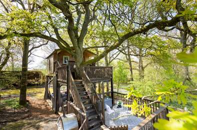 Little Oak Treehouse. Sleeps 2, 4.3 miles E of Pulborough