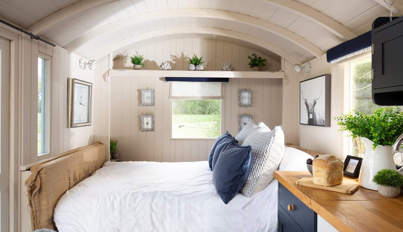 The sumptuous queen-size (4') double bed unfolds from the wall, utilising the space perfectly. 