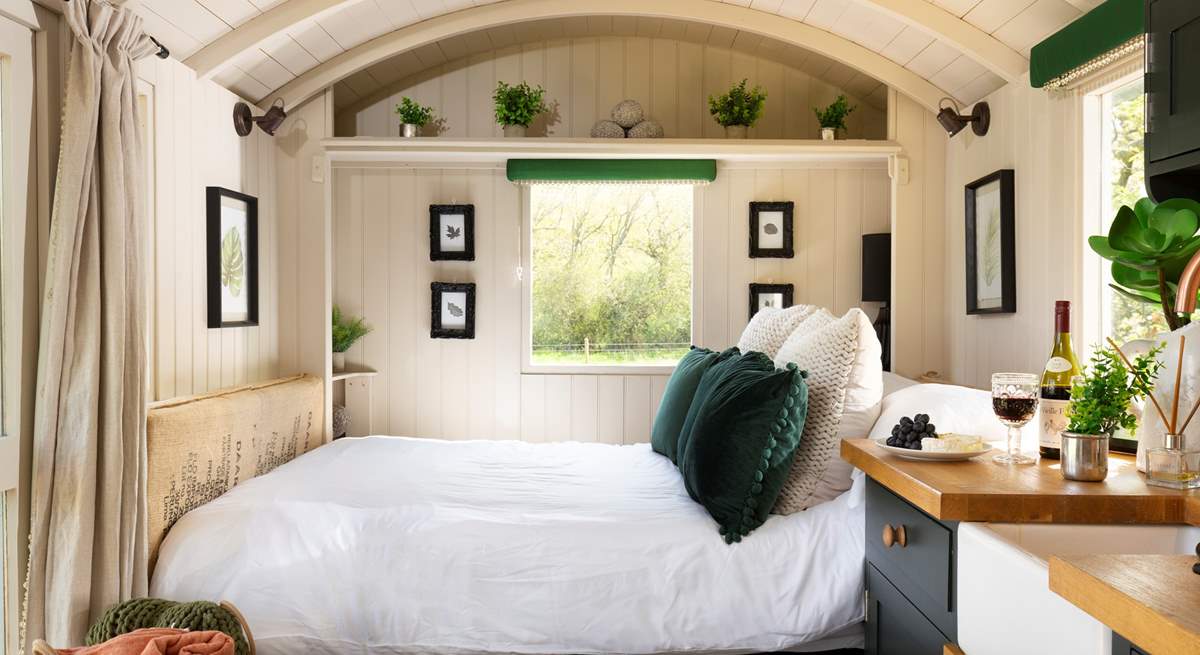 Emerald green tones create a calming atmosphere for your glamping getaway.