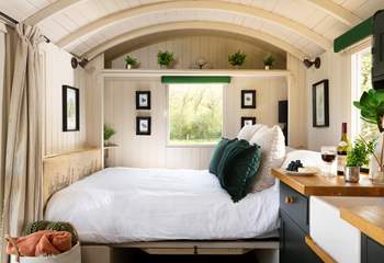 Emerald green tones create a calming atmosphere for your glamping getaway.