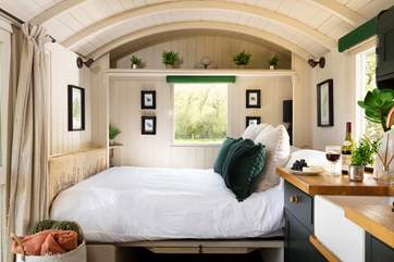 Emerald green tones create a calming atmosphere for your glamping getaway.