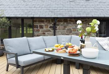 Enjoy an al fresco feast whether it's a fruity breakfast or barbecue dinner.