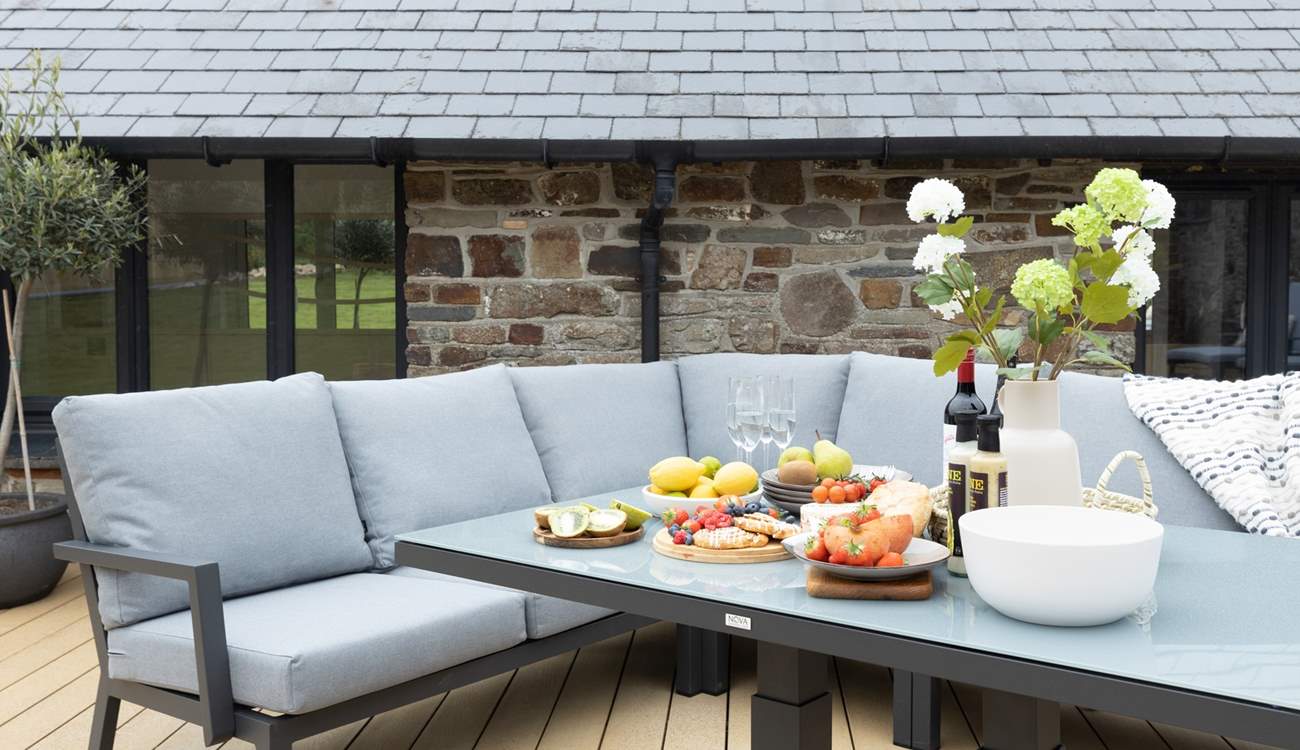 Enjoy an al fresco feast whether it's a fruity breakfast or barbecue dinner.