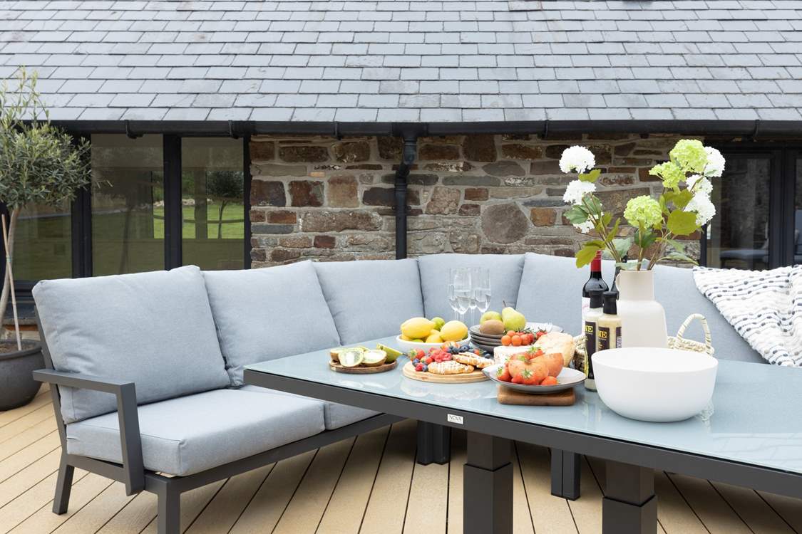 Enjoy an al fresco feast whether it's a fruity breakfast or barbecue dinner.