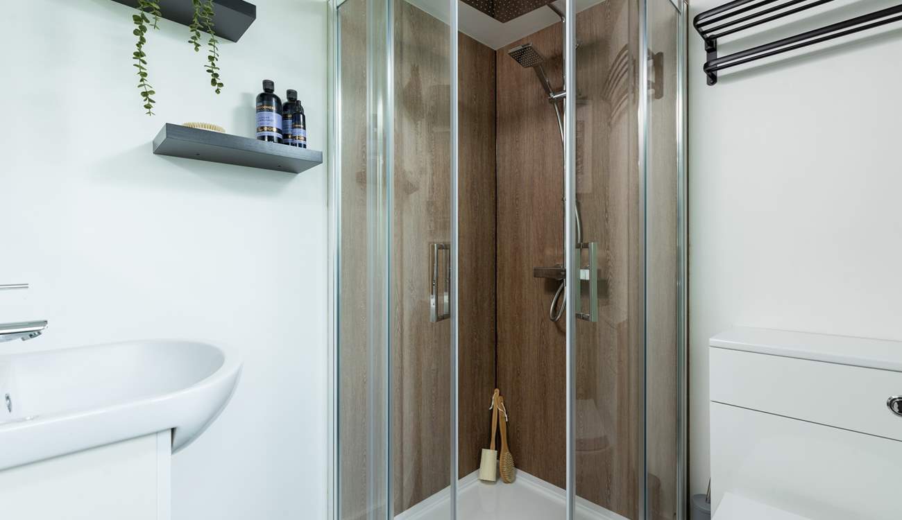 Each bedroom has its own en suite shower -room.