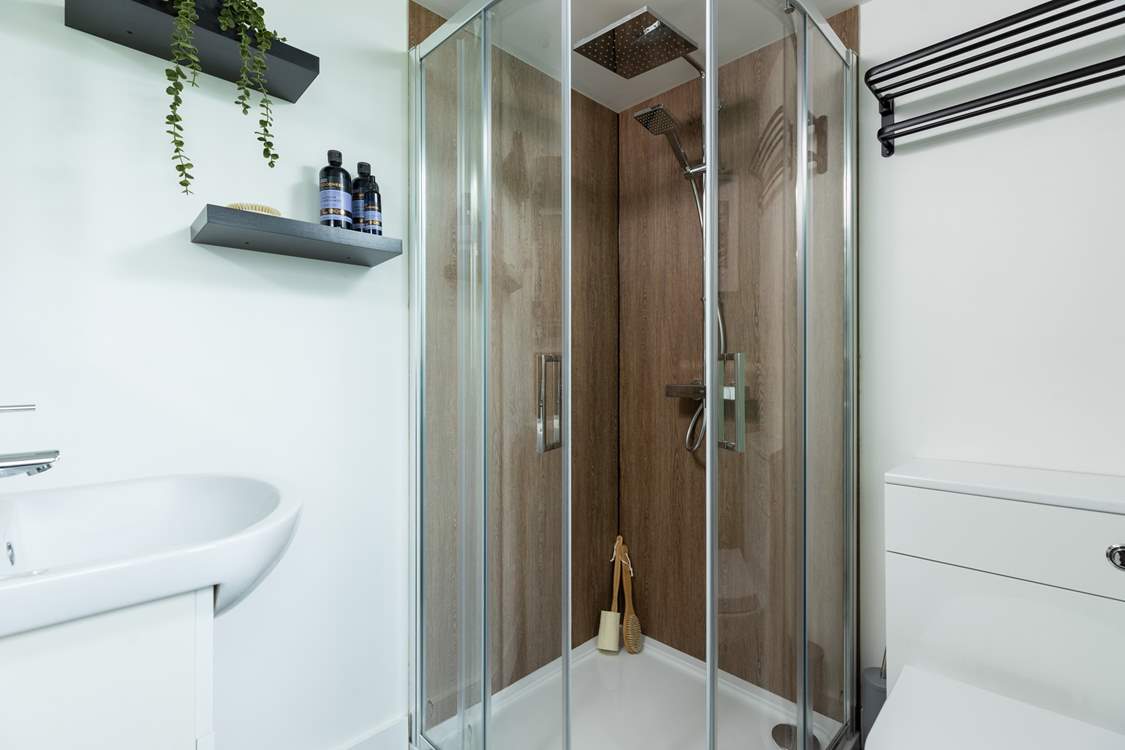 Each bedroom has its own en suite shower -room.
