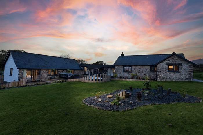 White Coast is a 4 bedroom, dog friendly cottage with sea views near Clovelly, Devon.