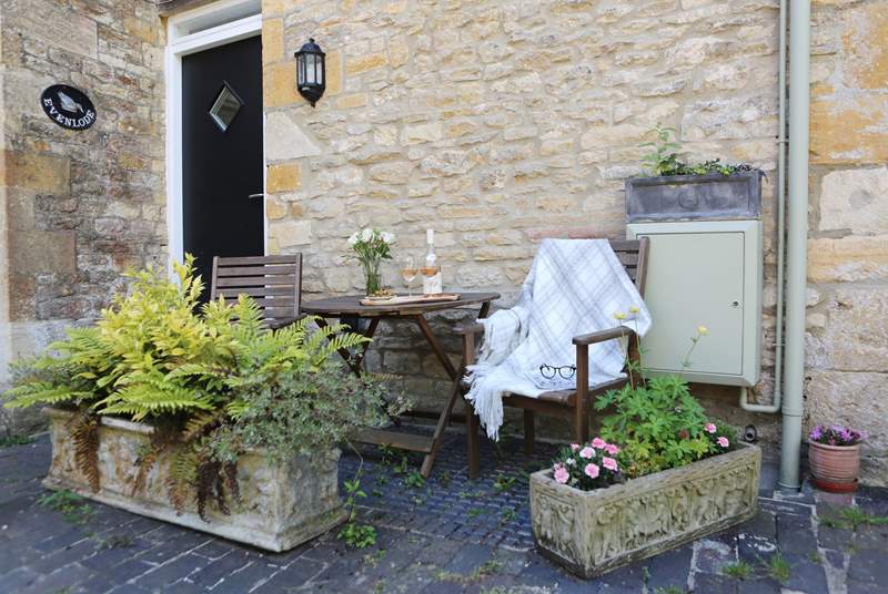 What a pretty courtyard to share a glass of wine with your loved one!
