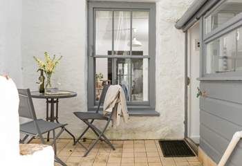 This secluded spot outside the back door is perfect for your morning coffee or evening aperitif. 