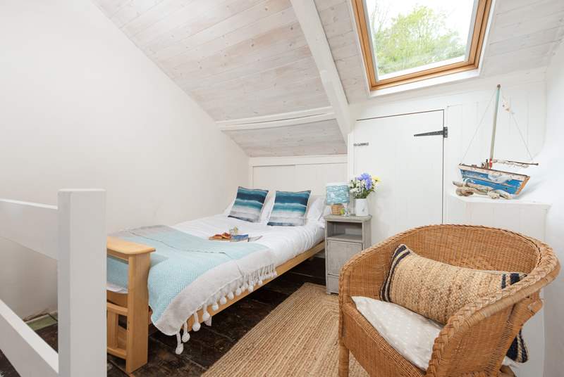 This delightful snug room has a single bed (4') perfect for a child over 12 years or an adult. 