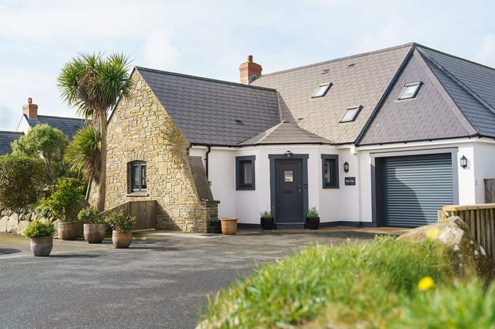 Puffin Place is a 3 bedroom self catering cottage near the beach in St Davids.