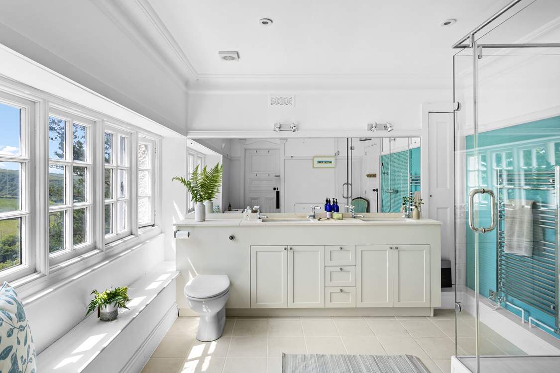 A grand en suite with twin sinks!