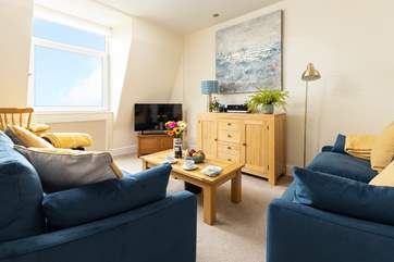 The cosy sitting/dining-room.
