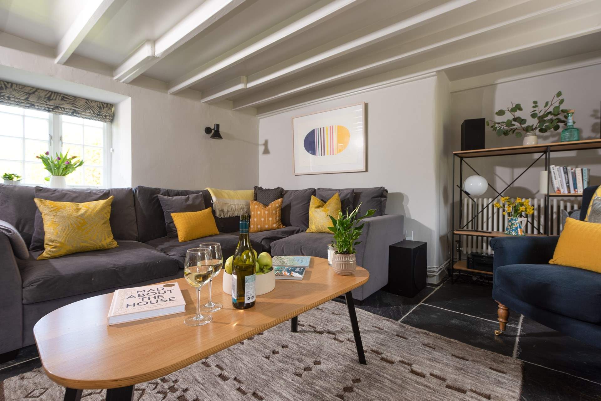 Plenty of room for everyone to relax on the sofa. 