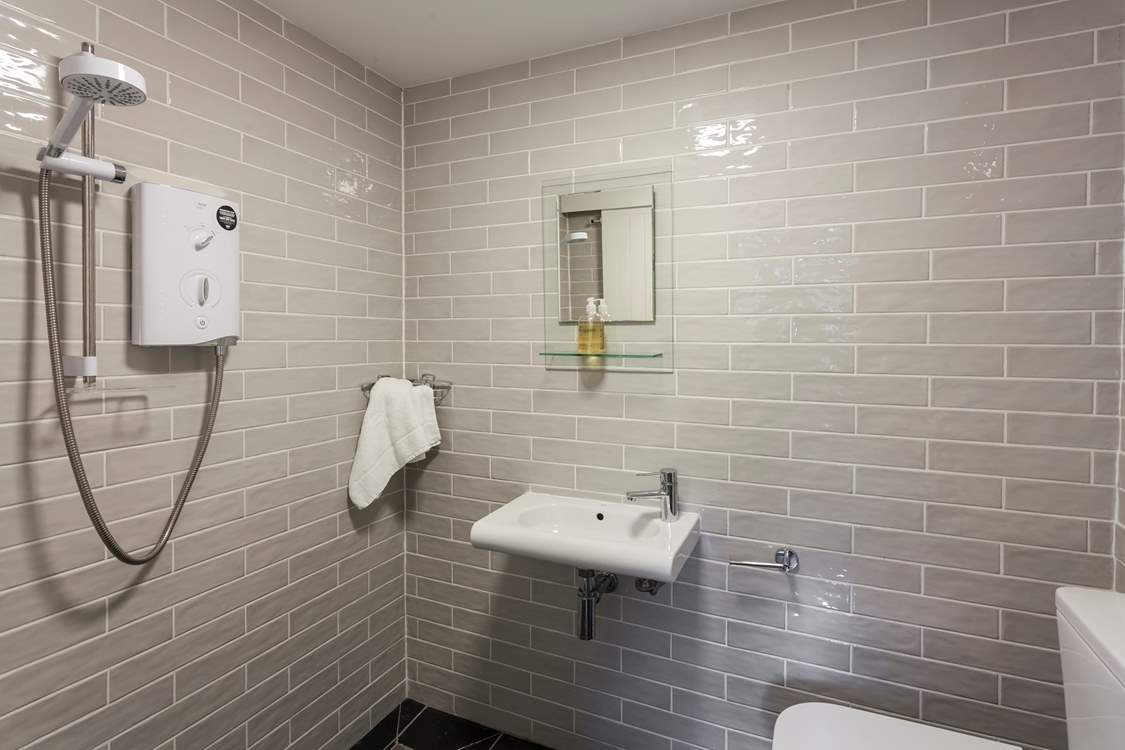 You will also find a handy wet-room, ideal for rinsing salty toes.
