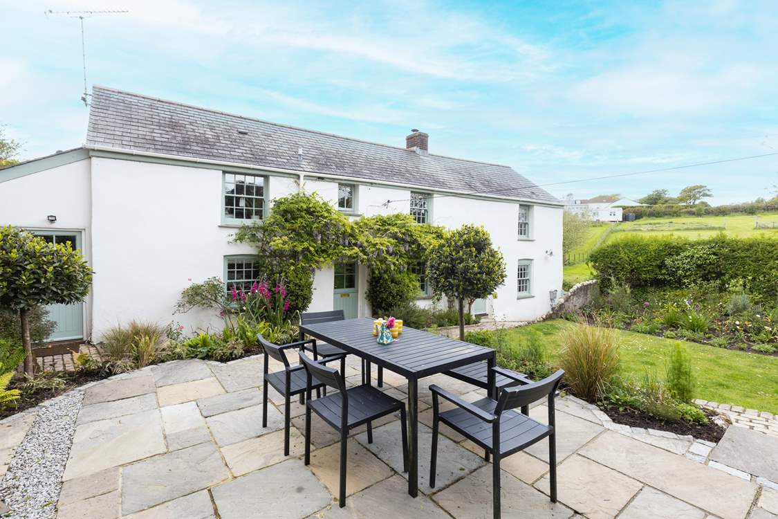 Al fresco dining in the Cornish sunshine, perfect!