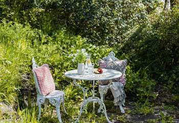 There are many secluded places in the garden for a morning coffee, evening aperitif and everything in between.